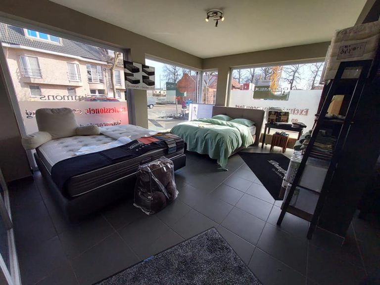 Showroom van matrassenwinkel in de regio Antwerpen waar klanten matrassen kunnen proefliggen