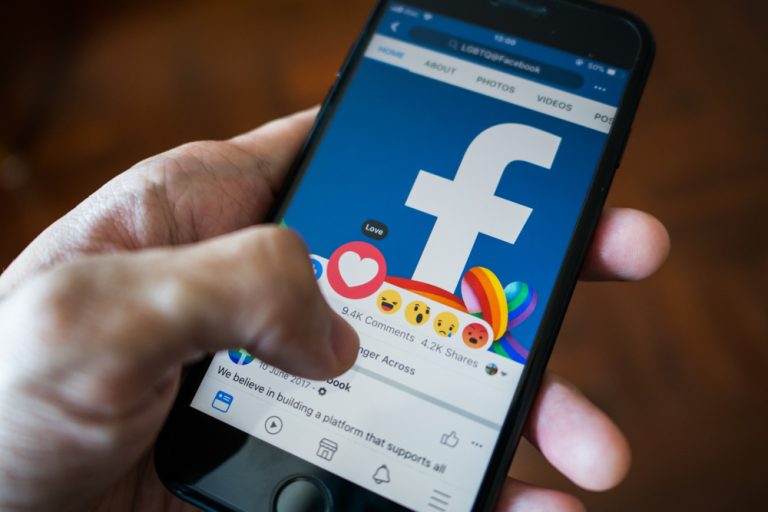 Beroemdheden Illustratie over Facebook gebruiken als marketing kanaal voor vacatures met posting tips en content strategie voor bedrijven