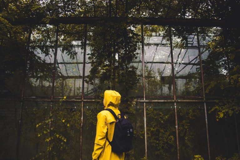 Ons team Praktische tips bij het kopen van een regenjas voor het hele gezin met verschillende materialen en maten