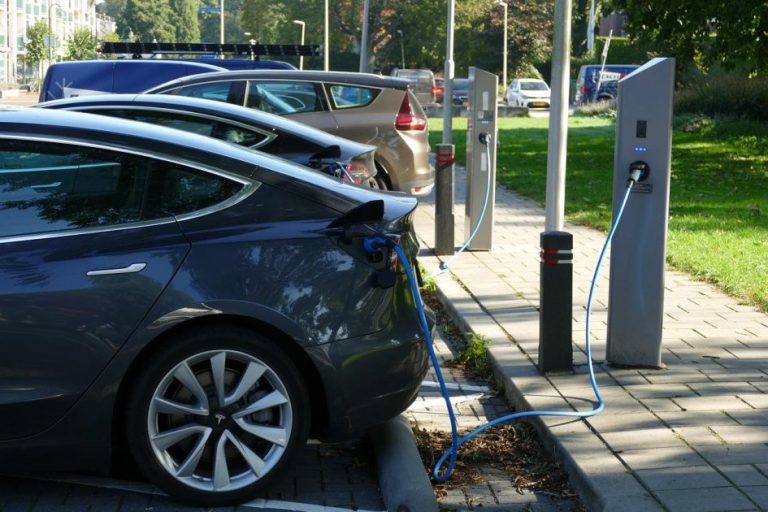Beroemdheden Laadpas voor elektrische auto's met app-interface voor routeplanning en laadstationlocaties