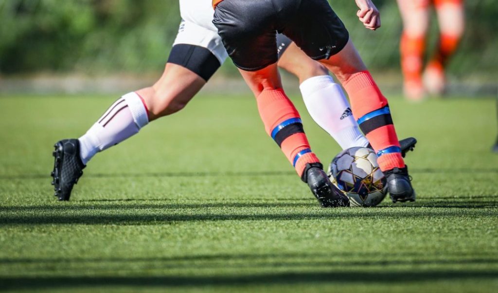 Voetbalspelers in actie tijdens transfert foot Belge bewegingen op de Belgische transfermarkt